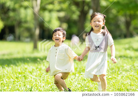 Boys and girls who run hand in hand 103862166
