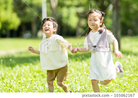 Boys and girls who run hand in hand Boys and girls who run hand in hand 103862167