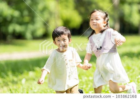 手拉手的男孩和女孩 103862168