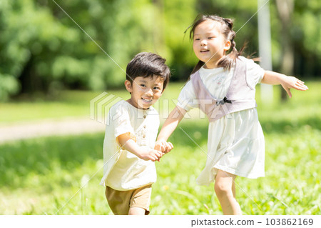 手拉手的男孩和女孩 103862169