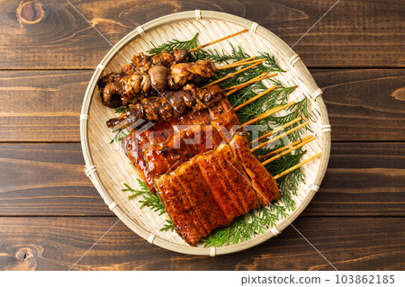 烤鰻魚和肝臟 103862185