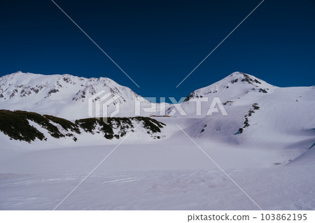 Snow scene of Tateyama Murodo in spring 103862195