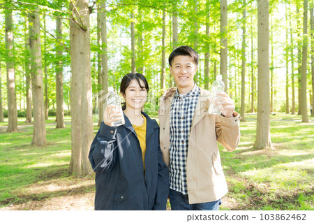拿著塑料瓶的男女照片 拿著塑料瓶的男女照片 103862462