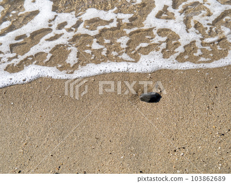 A close-up of the beach of the transparent and beautiful sea. 103862689