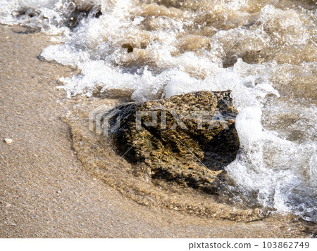 海浪拍打著海灘。 103862749