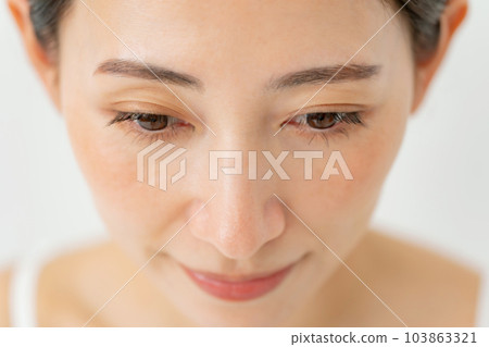 中年女人眼睛周圍 103863321