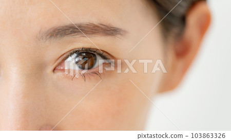 中年女人眼睛周圍 103863326