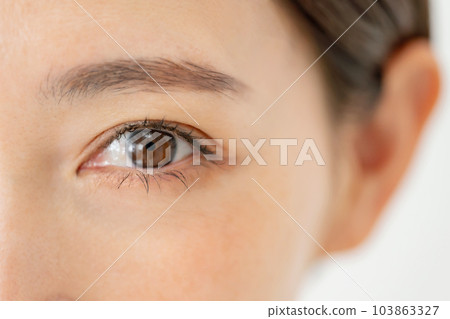 中年女人眼睛周圍 中年女人眼睛周圍 103863327