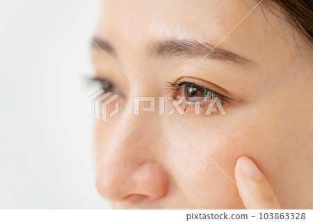 中年女人眼睛周圍 中年女人眼睛周圍 103863328