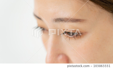 中年女人眼睛周圍 103863331