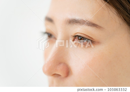Middle-aged woman around the eyes 103863332