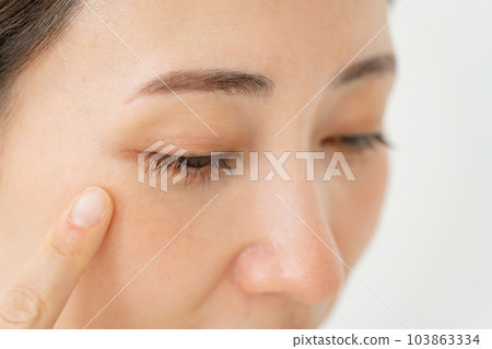中年女人眼睛周圍 103863334