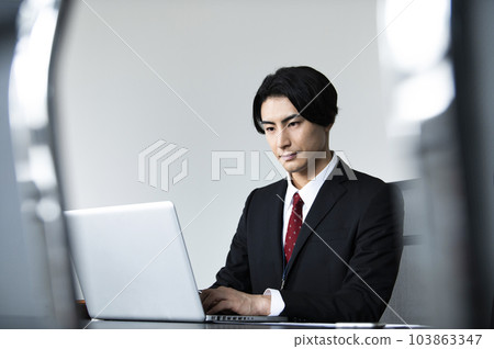 Businessman computer seriously Businessman computer seriously 103863347