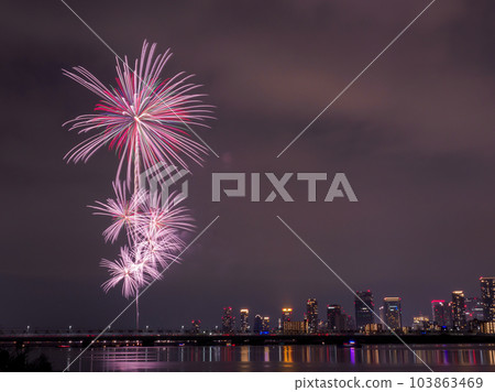 從河床上觀看難波淀川煙火大會 103863469