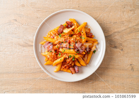stir-fried penne pasta with kimchi and bacon 103863599