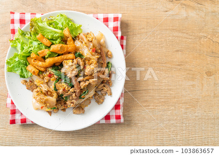 Stir-fried noodle with minced chicken and basil 103863657