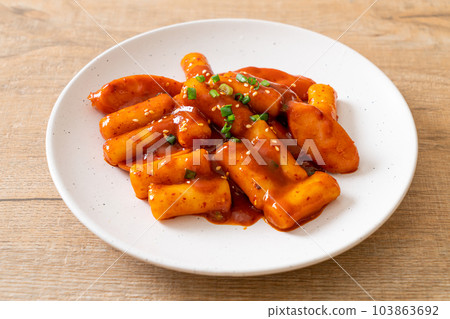 Korean rice cake stick with sausage in spicy sauce - Tteokbokki 103863692