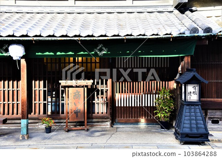 A long-established store of Arimatsu Shibori using an old folk house A long-established store of Arimatsu Shibori using an old folk house 103864288