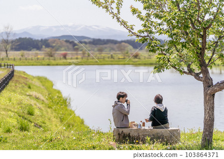 A couple taking a coffee break, waterfront, vintage style A couple taking a coffee break, waterfront, vintage style 103864371
