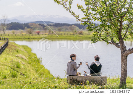 A couple taking a coffee break, waterfront, vintage style A couple taking a coffee break, waterfront, vintage style 103864377