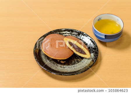 日式點心銅鑼燒 濕潤蓬鬆的麵團中間夾著大量豆沙的美味日式點心 日式點心銅鑼燒 濕潤蓬鬆的麵團中間夾著大量豆沙的美味日式點心 103864623