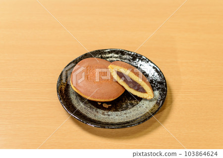 日式點心銅鑼燒 濕潤蓬鬆的麵團中間夾著大量豆沙的美味日式點心 日式點心銅鑼燒 濕潤蓬鬆的麵團中間夾著大量豆沙的美味日式點心 103864624