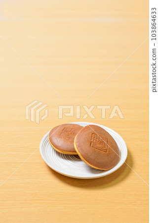 Japanese confectionery Dorayaki A delicious Japanese confectionery with plenty of bean paste in between the moist and fluffy dough 103864633