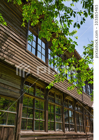 廢棄的校舍靜靜矗立 103865465