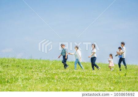 Three-generation family Aozora family image Three-generation family Aozora family image 103865692