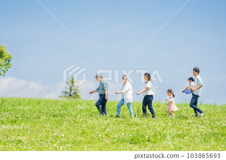 Three-generation family Aozora family image 103865693