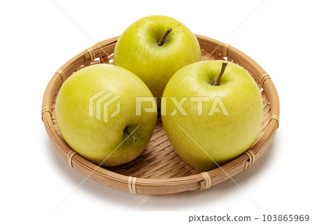 yellow apple shinano gold 103865969