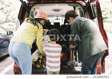 Family/family image preparing for camping Family/family image preparing for camping 103866561