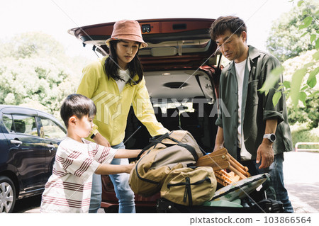 準備露營的家庭/家庭形象 103866564