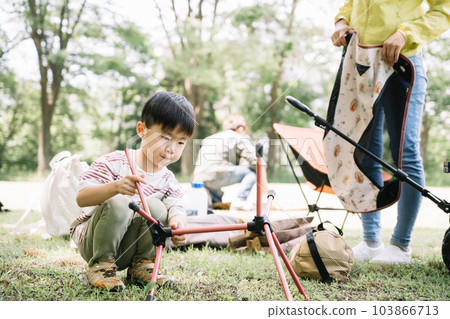 準備露營的家庭/家庭形象 準備露營的家庭/家庭形象 103866713