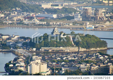 從鏡山展望台眺望唐津城(佐賀縣唐津市) 從鏡山展望台眺望唐津城(佐賀縣唐津市) 103867103