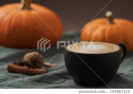 Pumpkin spicy latte in black cup on linne cloth 103867328