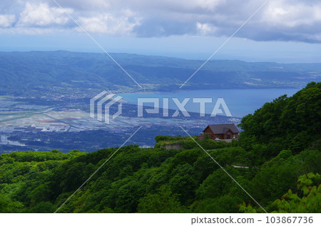 新潟縣佐渡市登頂白雲台交流中心和真野灣的景色。 103867736