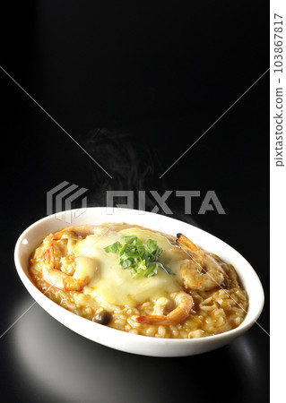 黑色背景中拍攝的蝦、奶酪、香菜、熱湯姆百勝燴飯 103867817