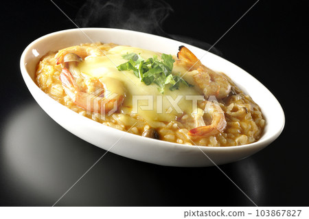 黑色背景中拍攝的蝦、奶酪、香菜、熱湯姆百勝燴飯 黑色背景中拍攝的蝦、奶酪、香菜、熱湯姆百勝燴飯 103867827