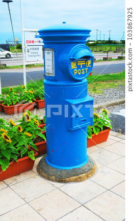 Scenery of the blue mailbox at sea station Kujukuri in Chiba Prefecture 103867925