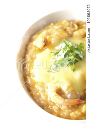 白色背景中拍攝的蝦、奶酪、香菜、熱湯姆百勝燴飯 白色背景中拍攝的蝦、奶酪、香菜、熱湯姆百勝燴飯 103868073