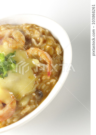 白色背景中的蝦、奶酪、香菜和熱湯姆百勝燴飯 103868261