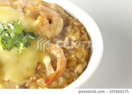 白色背景中的蝦、奶酪、香菜和熱湯姆百勝燴飯 白色背景中的蝦、奶酪、香菜和熱湯姆百勝燴飯 103868275
