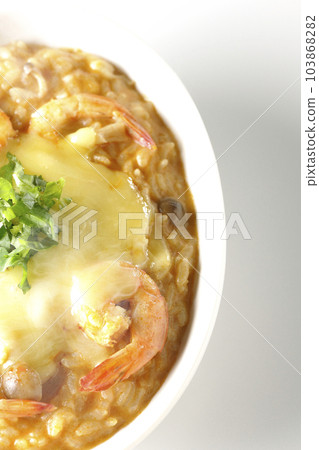白色背景中的蝦、奶酪、香菜和熱湯姆百勝燴飯 103868282
