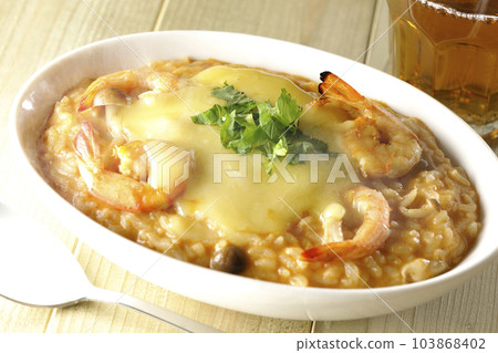 蝦、奶酪、香菜、冬陰功燴飯和茶 103868402