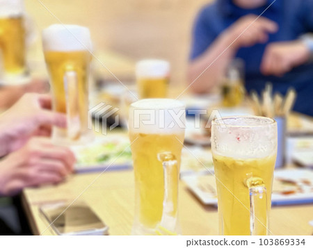擺滿啤酒杯的宴會桌 103869334