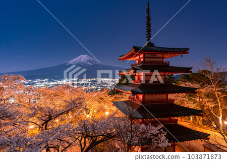“山梨縣”富士山、五層寶塔和盛開的櫻花、春天的新倉山淺間公園 “山梨縣”富士山、五層寶塔和盛開的櫻花、春天的新倉山淺間公園 103871873