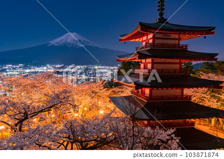 “山梨縣”富士山、五層寶塔和盛開的櫻花、春天的新倉山淺間公園 “山梨縣”富士山、五層寶塔和盛開的櫻花、春天的新倉山淺間公園 103871874