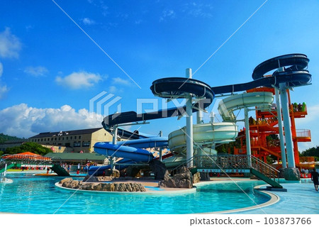 帶滑水道的室外游泳池 103873766