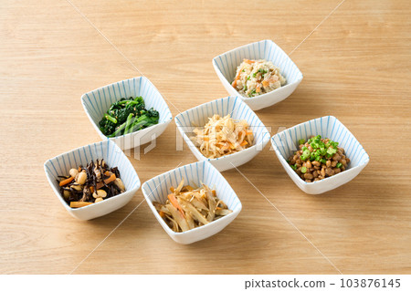 各種配菜盛在小碗裡 103876145